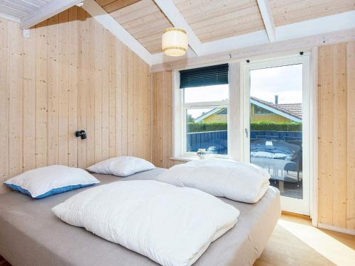 Cama grande en habitación con ventana en Holiday home Egernsund VI en Egernsund