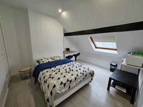 une chambre avec un lit, un bureau et une fenêtre dans l'établissement Agréable studio de 16m2 sans kitchenette, à Neuilly-sur-Marne