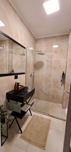 y baño con ducha, lavabo y bañera. en Durres Apartment, close to the beach, en Durrës