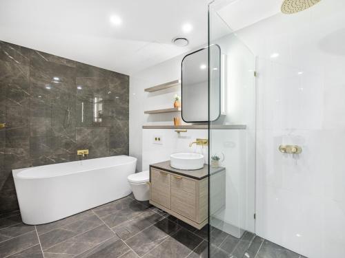 un bagno con vasca, WC e lavandino di Views from Clouds New Skyhome in Luxury Resort a Gold Coast