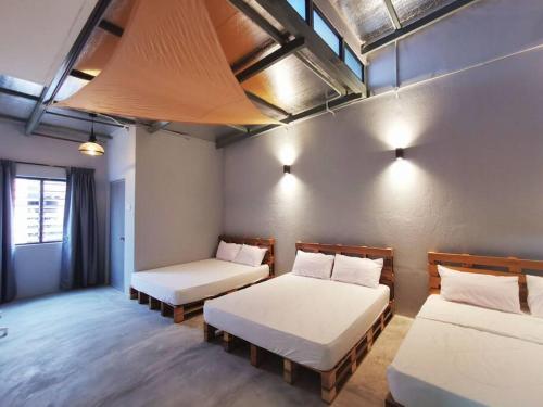 a room with two beds in a room at Ipoh town centre glamping home 13pax in Ipoh