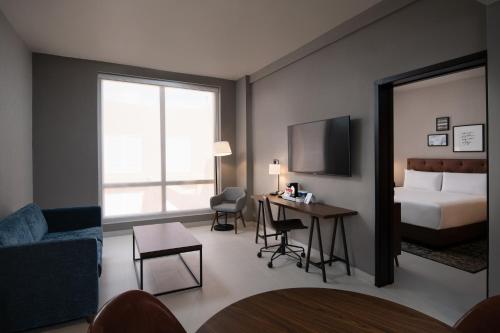 Cette chambre comprend un lit et un bureau. dans l'établissement Four Points by Sheraton , à Punta Cana