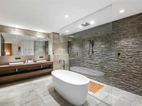 Bilik mandi di Sublime Contemporary Designer Villa with Pool and Sauna