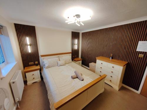 um quarto com uma cama grande e uma parede de madeira em Castle View Guest House em Harlech