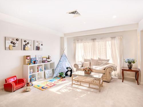 Ruang duduk di Charming 4BR House and Cozy Garden