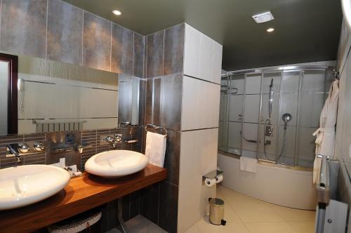 a bathroom with two sinks and a shower at Ontur Butik Hotel in Ankara