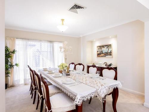 Gambar di galeri bagi Charming 4BR House and Cozy Garden di Algester
