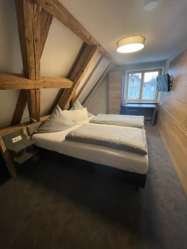 a bedroom with two beds in a room with a window at Gasthof zum Rößle Lautrach in Lautrach