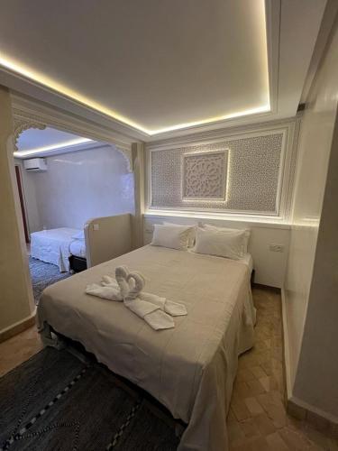 1 dormitorio con 1 cama con toallas en Riad Dar Yammi, en Marrakech