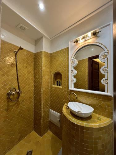 y baño con lavabo y espejo. en Riad Dar Yammi, en Marrakech