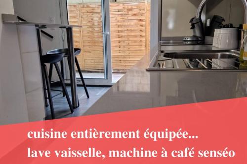 Een keuken of kitchenette bij cocoon of Troyes secure parking included