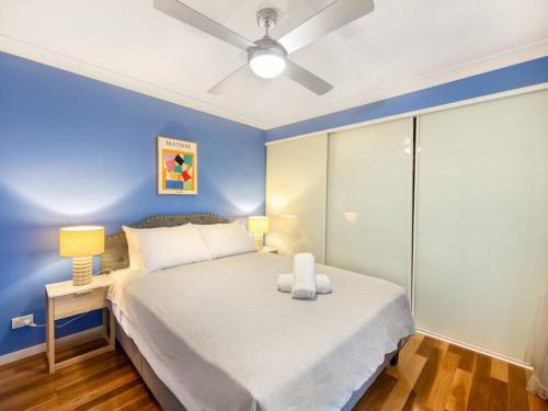 Katil atau katil-katil dalam bilik di Vintage Glamour Nest 2BR Apt near CBD with carpark