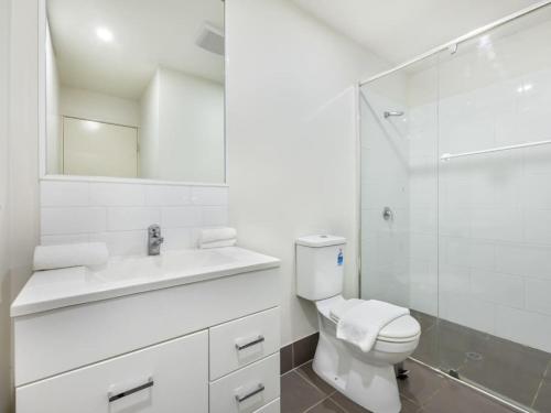 Bilik mandi di Vintage Glamour Nest 2BR Apt near CBD with carpark