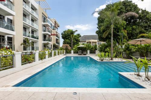 una imagen de una piscina en un edificio de apartamentos en Bella Studio Apartments - Lux Loft en Kingston