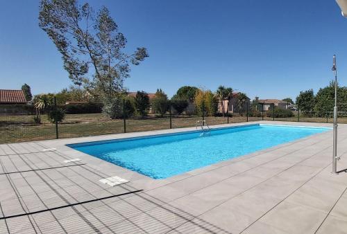 La Campagne Romantique - avec entrée autonome, clim neuve, parking privé & sa piscine ! -