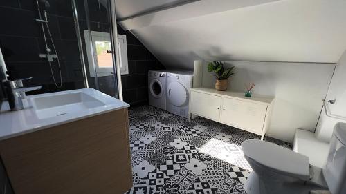 Ένα μπάνιο στο Magnifique Appartement- proche Paris-Climatisation