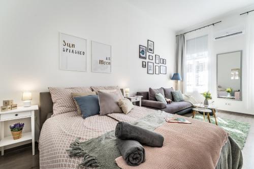 Sun-splashed Retreat in the Heart of a Vibrant Quarter