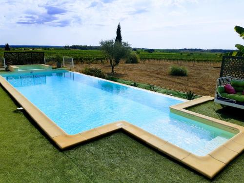 une piscine au milieu d'une cour dans l'établissement 