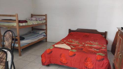 een slaapkamer met een bed en een stapelbed bij Apartamento jorge lopez in Minas