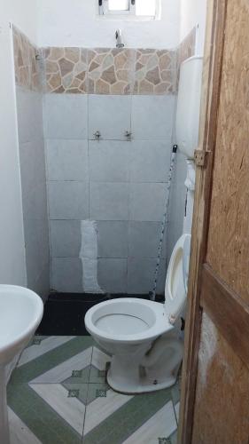 een badkamer met een toilet en een wastafel bij Apartamento jorge lopez in Minas