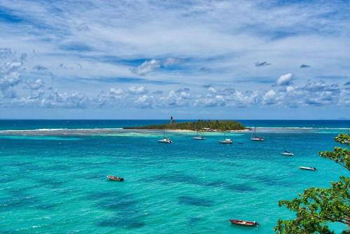 una isla en el océano con barcos en el agua en Gwad'AZUR - séjour tout confort en Guadeloupe en Le Gosier