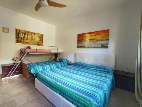 ein Schlafzimmer mit einem Bett und einem Regal an der Wand in der Unterkunft Varazze Sea Mountain 2 in Varraze