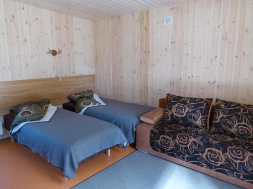 En eller flere senger på et rom på Mereoja Camping