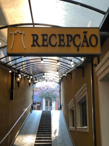a sign for arecaza on the side of a building at Hotel Villa de Minas in Monte Sião