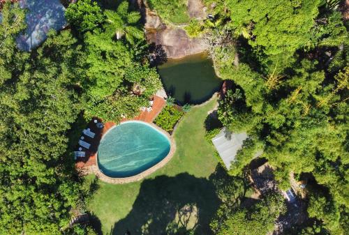 una vista aérea de una piscina en un bosque en Casas D'Água Doce - Casa Lotus, en Ilhabela