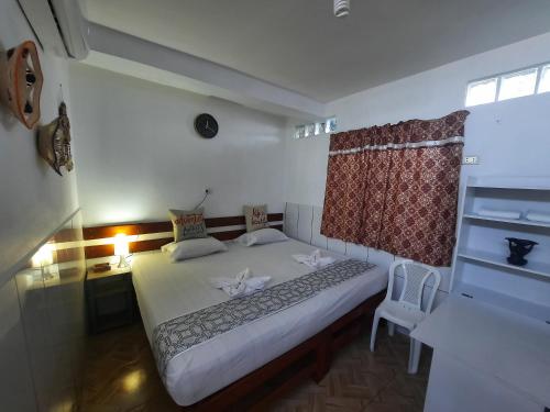 een kleine slaapkamer met een bed en een raam bij Amazon House Hostel in Iquitos