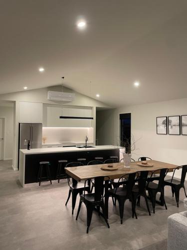 a kitchen and dining room with a table and chairs at Beckford House in Methven