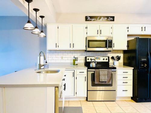 Köök või kööginurk majutusasutuses Cozy Home Away from Home in Carnegie PA