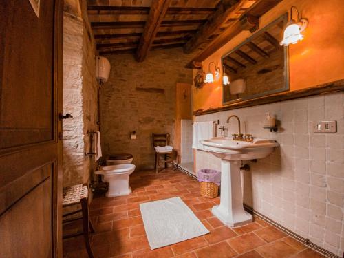 y baño con lavabo y aseo. en Marzanella, en Tredozio