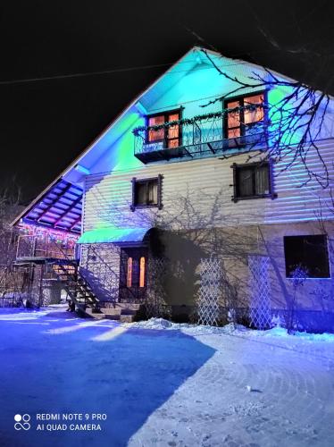 een gebouw met blauwe lichten aan de zijkant bij U Nazara in Slavske