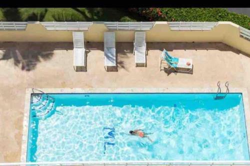 a person is swimming in a swimming pool at Hermoso Estudio frente al mar Ocean Blue Faith in Fajardo