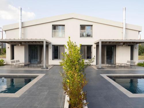 Bazén v ubytování Sea breeze suites Mistral 4 per with private pool nebo v jeho okolí
