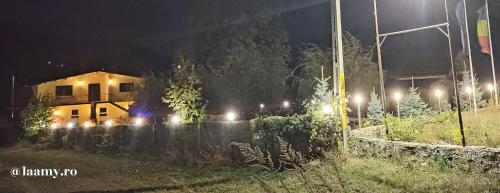 een huis met verlichting langs de weg 's nachts bij La Amy in Pangarati