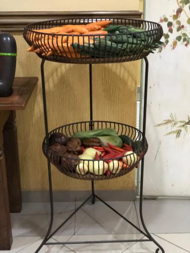 a basket full of vegetables on a stand at Hotel Villa de Minas in Monte Sião