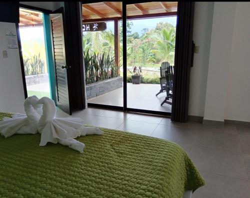 ein Schlafzimmer mit einem Bett und einem Handtuch darauf in der Unterkunft Hostería Las Palmas in Tena