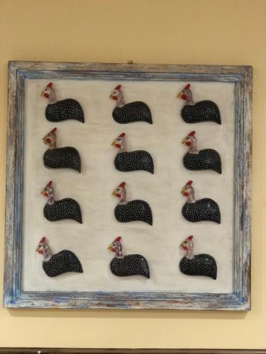 a picture of a framed picture of a turkey cake at Hotel Villa de Minas in Monte Sião