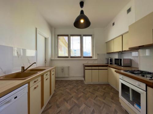 une cuisine avec un évier et un plan de travail dans l'établissement La Suite 108, à Rouen