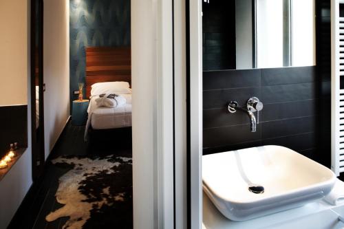 Koupelna v ubytování Q Hotel