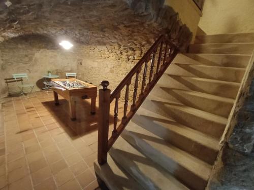 una escalera en un castillo con una mesa y una escalera en Casa Peratallada, en Peratallada
