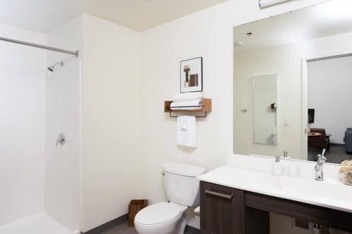 La salle de bains est pourvue de toilettes, d'un lavabo et d'un miroir. dans l'établissement Flexhome Fiserv 2BR Private Apt EL5 - READ INFO, à Milwaukee