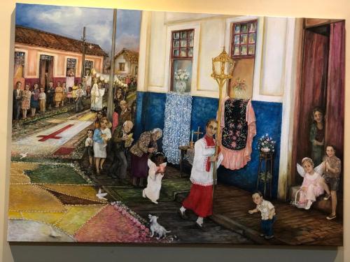 a painting of a group of children in a room at Hotel Villa de Minas in Monte Sião