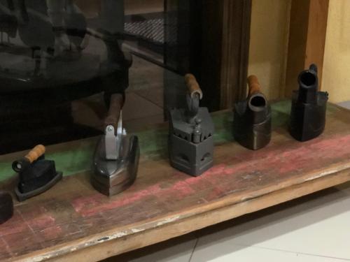 a wooden table with different types of tools on it at Hotel Villa de Minas in Monte Sião
