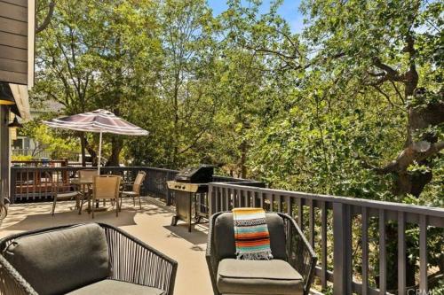 a patio with chairs and a piano on a deck at Charming Getaway Cabin in Lake Arrowhead