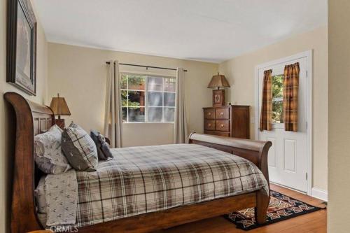 a bedroom with a bed and a window at Charming Getaway Cabin in Lake Arrowhead
