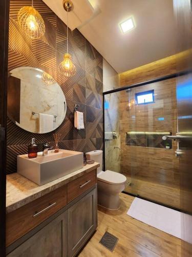 a bathroom with a sink and a toilet and a shower at Alto Padrón. Para exigentes in Ciudad del Este