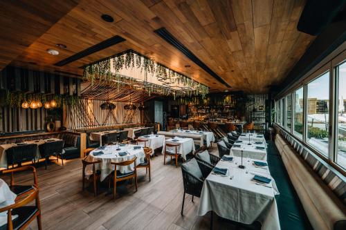 een eetkamer met tafels, stoelen en ramen bij W Scottsdale in Scottsdale